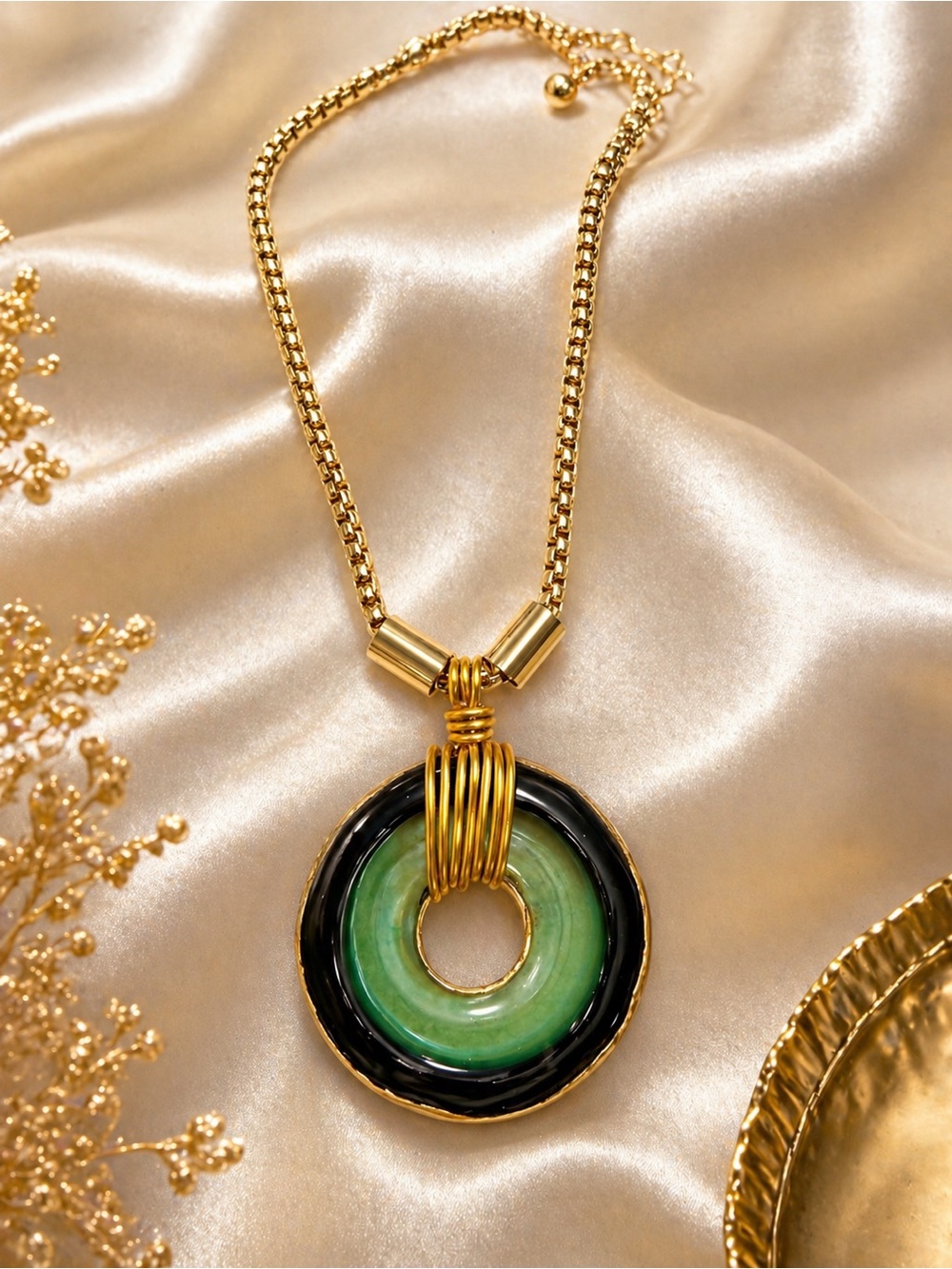 ❤️ CLEARANCE, SPECIAL Gold-Tone & Emerald Resin Pendant Necklace